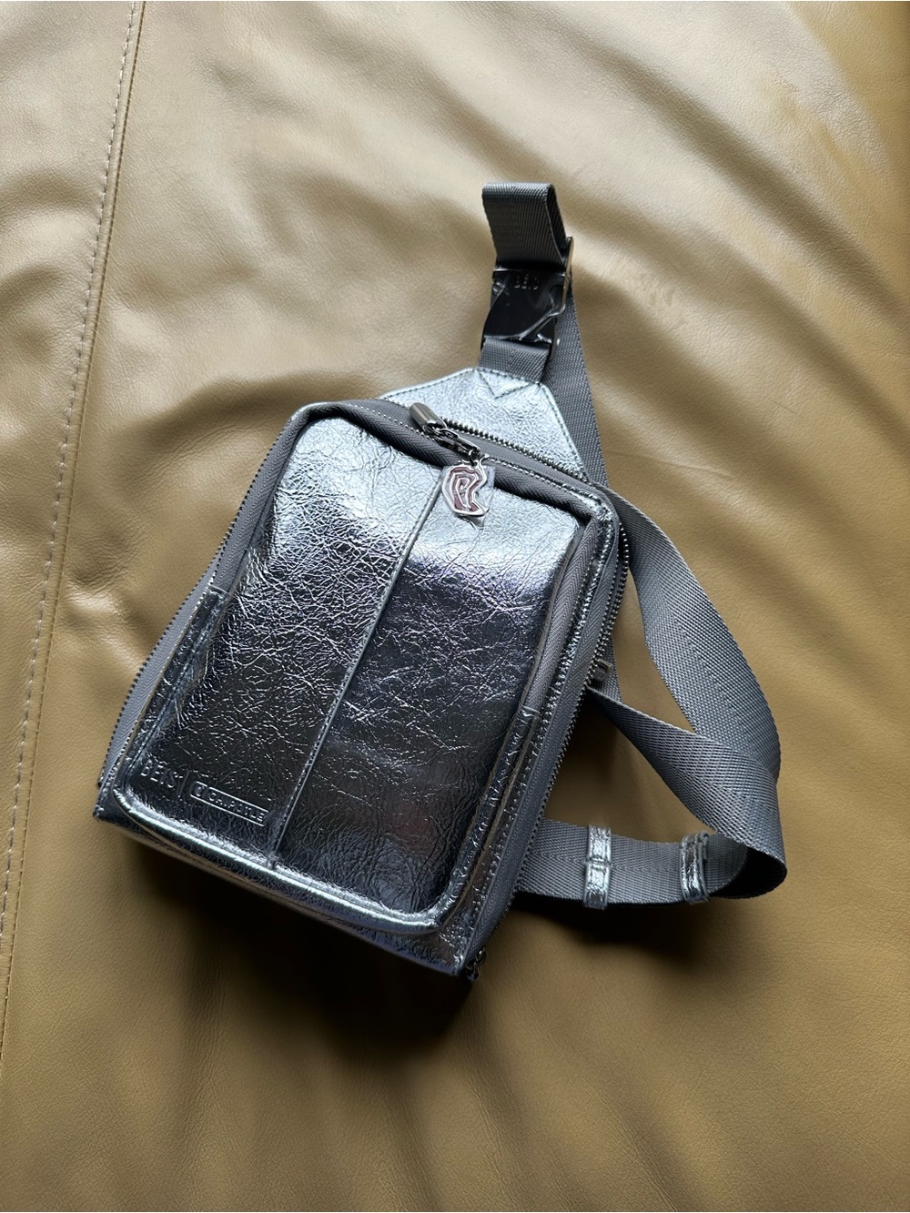 BÉIS x Chipotle The Napkin Sling
in Foil - Picture 8 of 11
